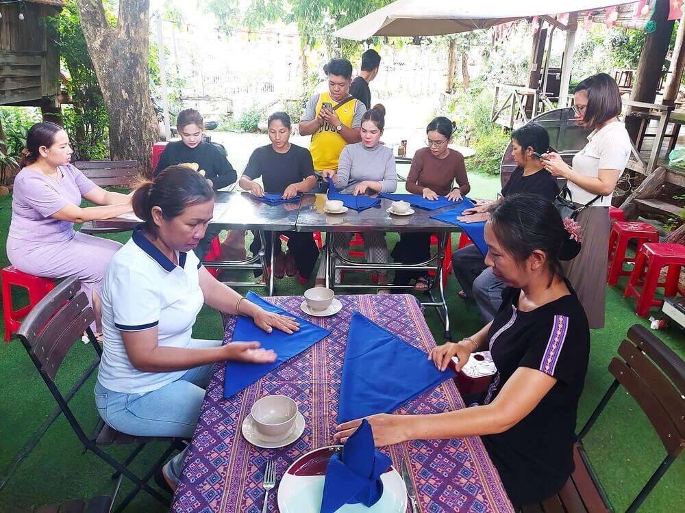 Học viên lớp bồi dưỡng thực hành gấp khăn