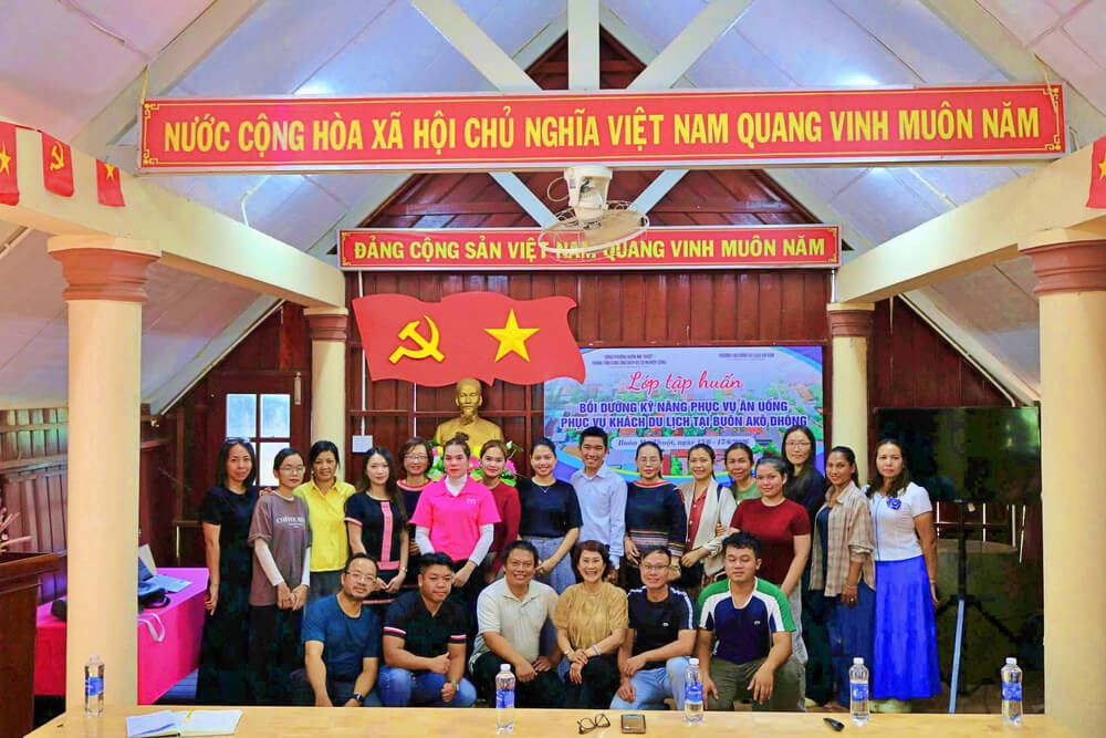 Lớp tập huấn bồi dưỡng kỹ năng phục vụ ăn uống cho khách du lịch tại Buôn Akô Dhông