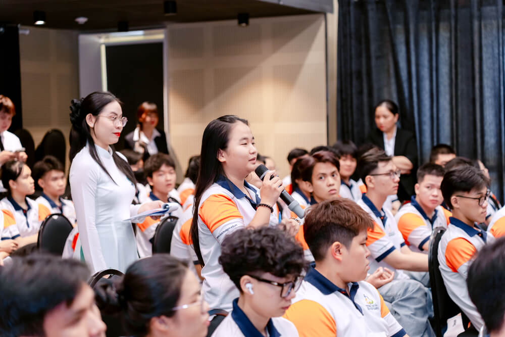 Sinh viên đặt câu hỏi cho các khách mời Tọa đàm chuyên đề “Startup Du lịch trong thời đại AI & Du lịch xanh”