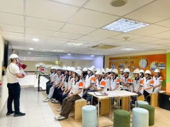 Sinh viên được hướng dẫn khi tham quan nhà máy Ajinomoto Long Thành