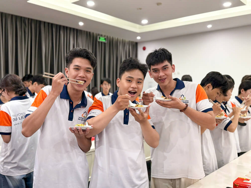 Sinh viên được thưởng thức món ăn tại Ajinomoto Long Thành