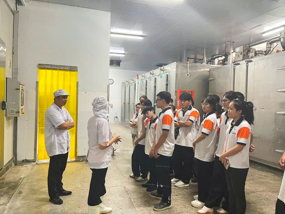 Sinh viên được tiếp cận trực tiếp môi trường sản xuất thực phẩm chuyên nghiệp