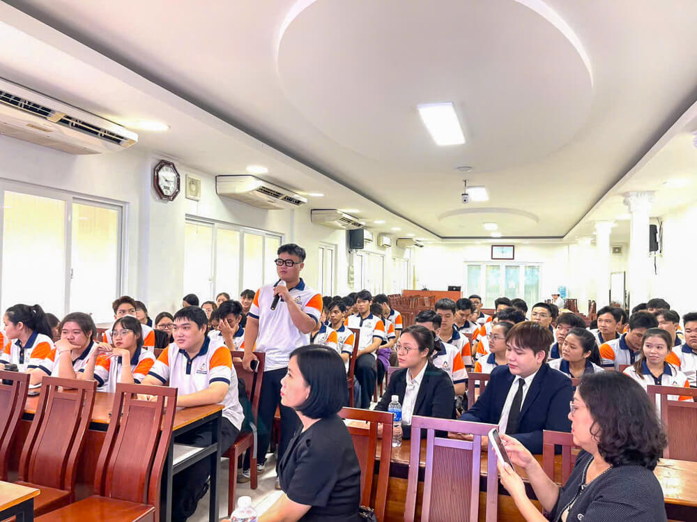 Sinh viên giao lưu cùng chuyên gia tại Công ty Vissan