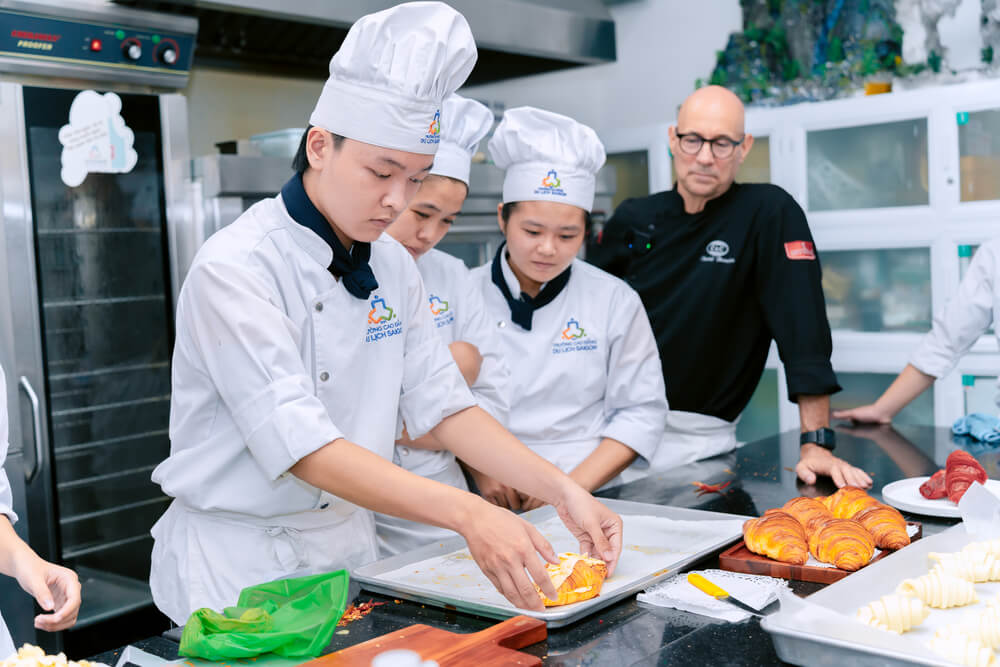 Sinh viên thực hành làm bánh