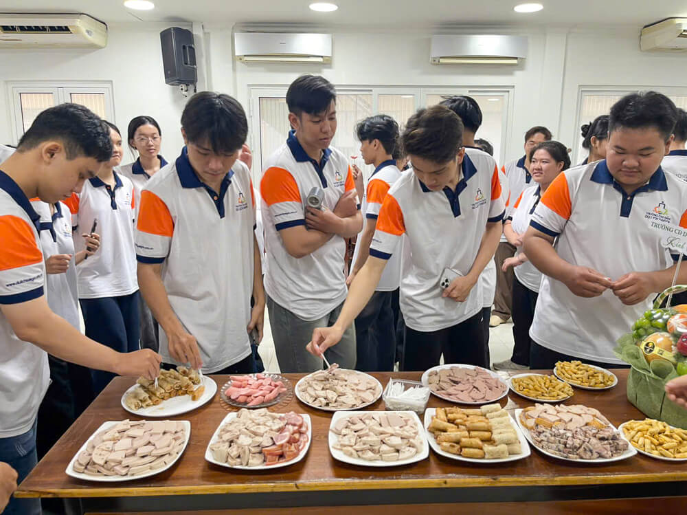 Sinh viên thưởng thức và trải nghiệm hương vị nhiều sản phẩm đặc trưng của VISSAN
