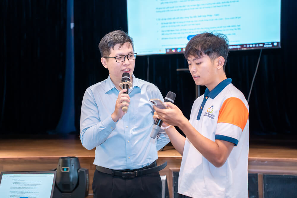Sinh viên trình bày ứng dụng AI trong vận hành bếp chuyên nghiệp
