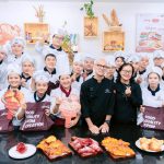 Sinh viên và giảng viên Trường Cao đẳng Du lịch Sài Gòn chụp ảnh lưu niệm cùng đại diện công ty C.A.C và Chef David Broutin
