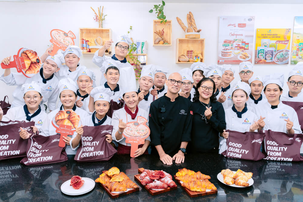 Sinh viên và giảng viên Trường Cao đẳng Du lịch Sài Gòn chụp ảnh lưu niệm cùng đại diện công ty C.A.C và Chef David Broutin