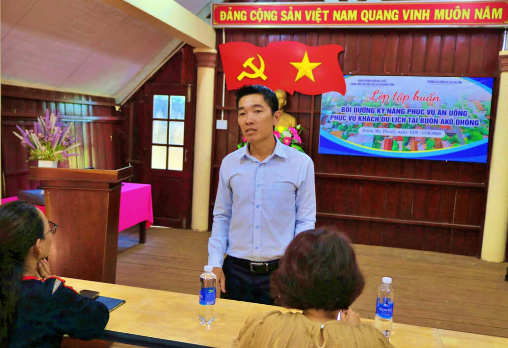 Thầy Nguyễn Thanh Mộng giảng dạy Lớp tập huấn bồi dưỡng kỹ năng phục vụ ăn uống cho khách du lịch tại Buôn Akô Dhông