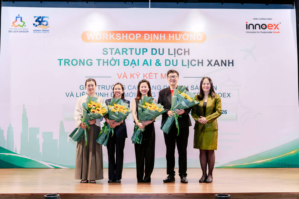 Trường gửi hoa cảm ơn đến các khách mời