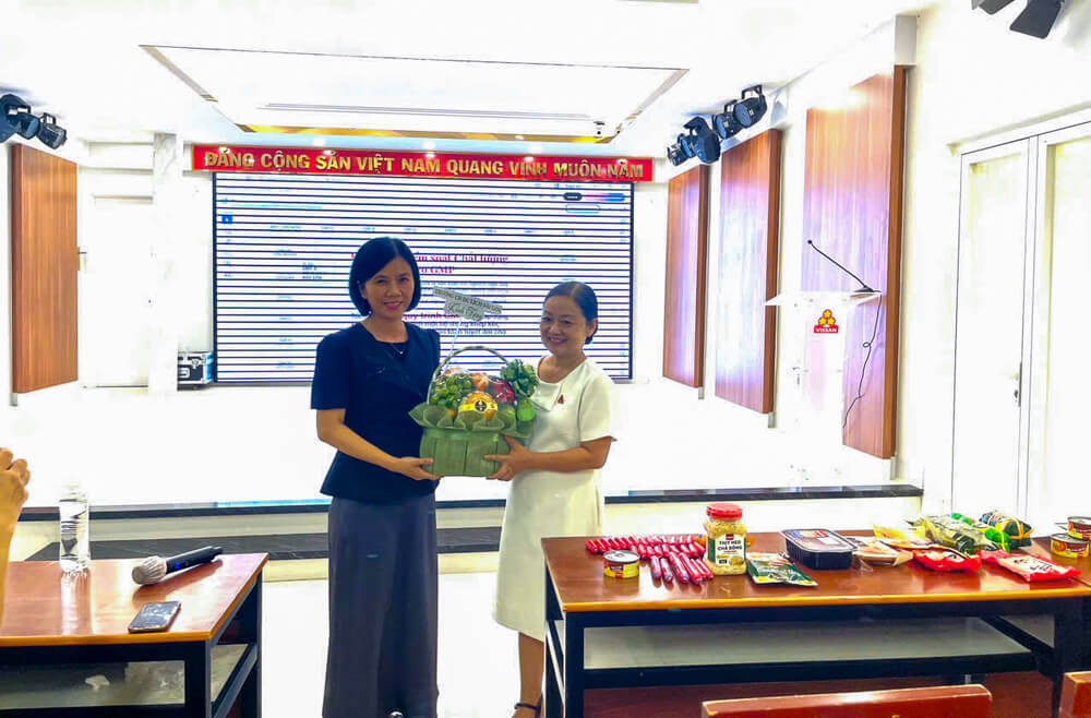 Trường tặng quà cho đại diện công ty Vissan