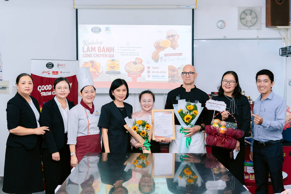 Trường tặng thư và hoa cảm ơn cho Công ty C.A.C