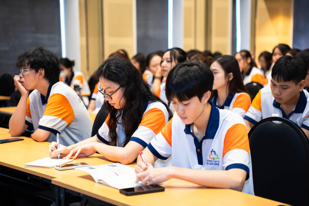 Sinh viên ghi chú thông tin cẩn thận tại chuyên đề