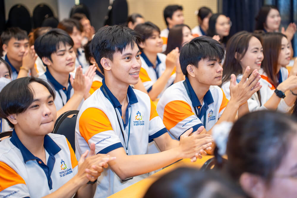 Sinh viên ngành Hướng dẫn Du lịch khóa 20 chăm chú lắng nghe chia sẻ