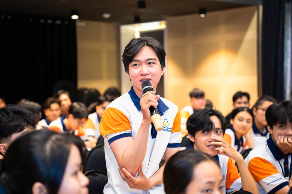 Sinh viên phát biểu tại chuyên đề