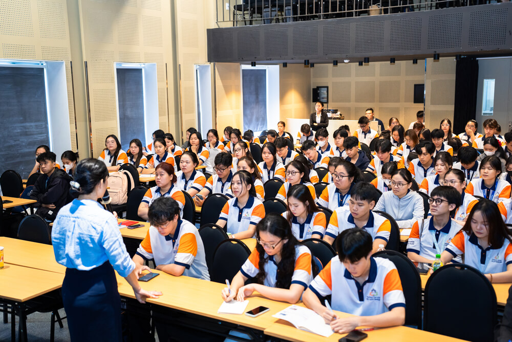 Toàn cảnh chuyên đề Thủ tục Visa các quốc gia dành cho sinh viên khóa 20 Khoa Lữ hành