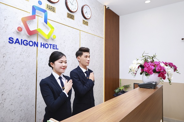 Lễ tân thực hiện thủ tục nhận – trả phòng 