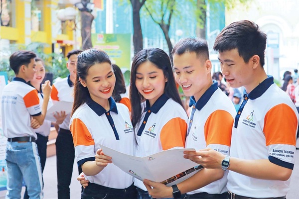 Nhân sự tư vấn và hỗ trợ kết nối khách hàng với các dịch vụ du lịch