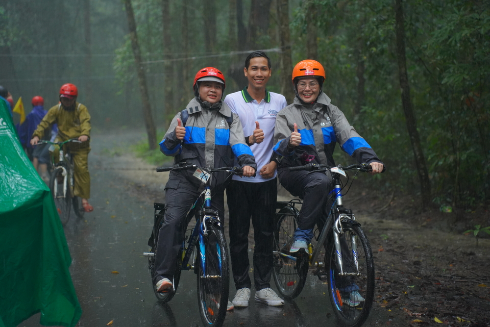 Thành viên Caravan đạp xe và trekking tại Khu du lịch Thác Mai