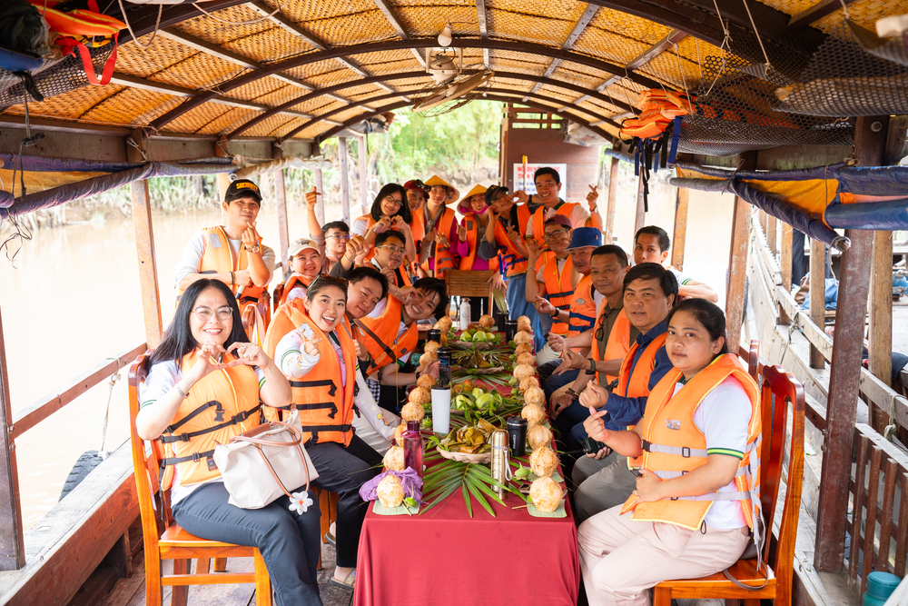 oàn trải nghiệm Tour dưới tán dừa