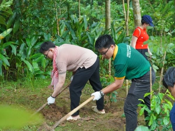 Trekking kết hợp trồng rừng trong du lịch xanh