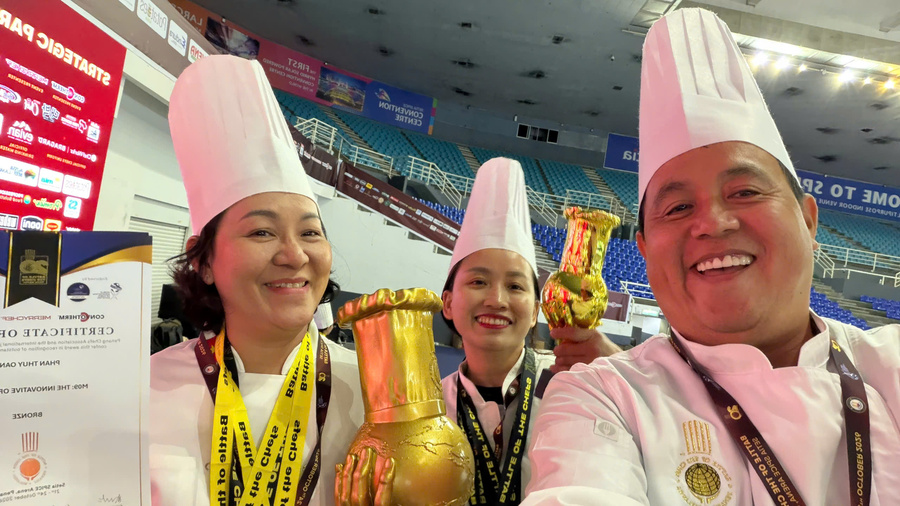 Cô Phan Thúy Oanh và đầu bếp Từ Nguyên Bảo Trân giành cúp nội dung đồng đội Catering tại Battle of the Chefs 2026.