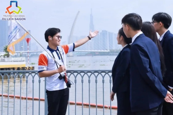 Hướng dẫn viên quốc tế cần kiến thức chuyên môn và khả năng ngoại ngữ tốt