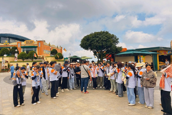 Mass tourism là hiện tượng một điểm đến thu hút lượng lớn khách du lịch cùng lúc